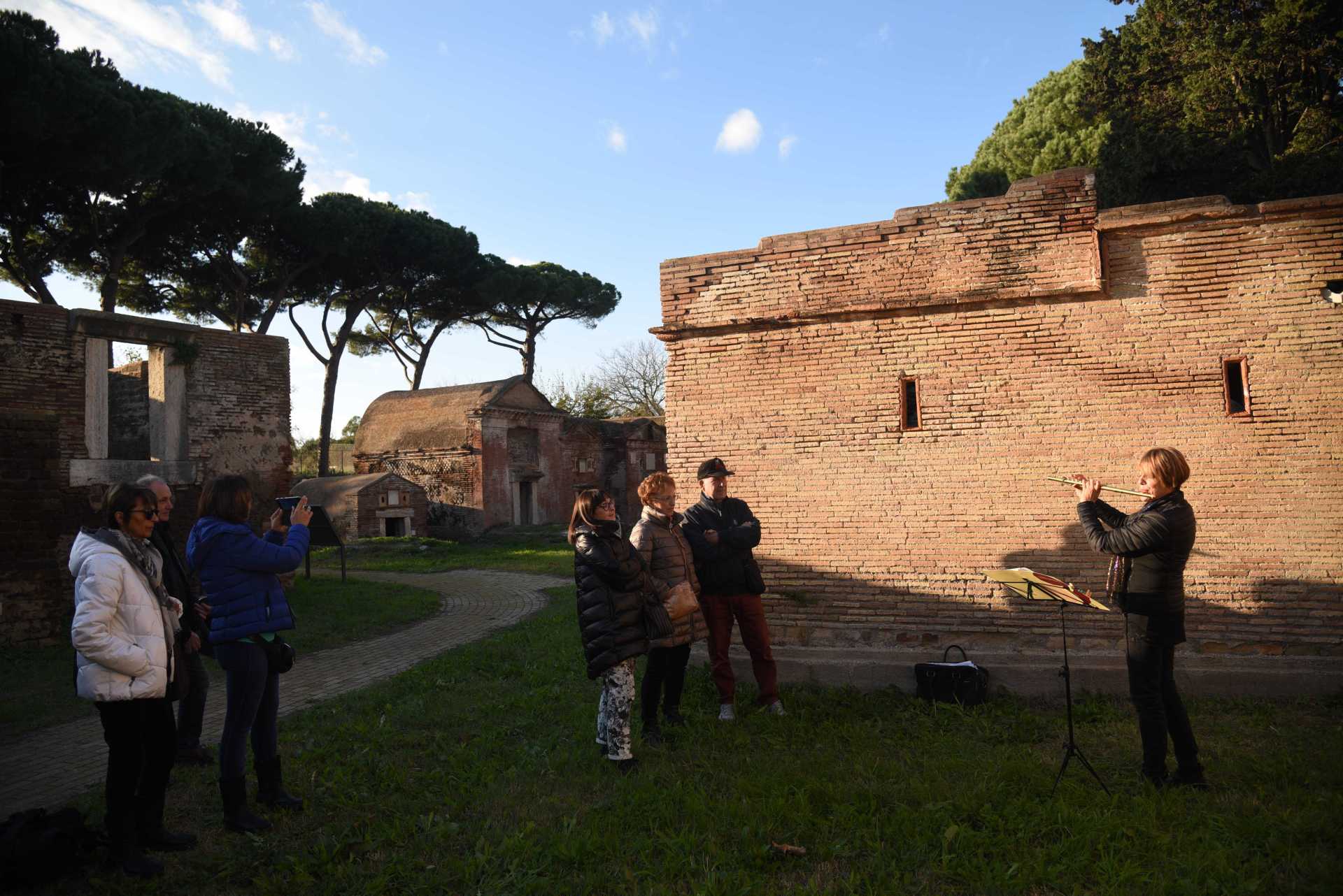 Due passi in musica alla Necropoli di Porto